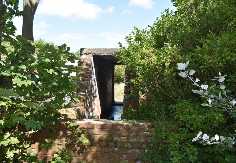 Blast wall protecting the entrance to the crew shelter